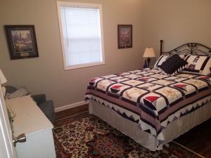 Bedroom 2 | Queen Bed