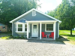 Welcome to the boathouse | 3 bedroom - 2 queen rooms & bunk room | Sleeps 8 | Rental Cottage in Lakeport MI