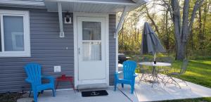 Outdoor patio, eating area & grill